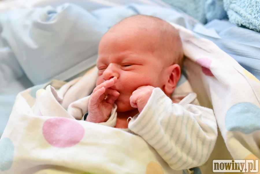 Cześć! Nazywam się Mateusz Biegański. Urodziłem się 10.03 o godz. 11.40. Ważyłem 2890 g i mierzyłem 54 cm. Moimi rodzicami są Mirek i Barbara z Łukowa Śląskiego. W domu czeka na mnie starsze rodzeństwo, Marek, Agata i Tina.