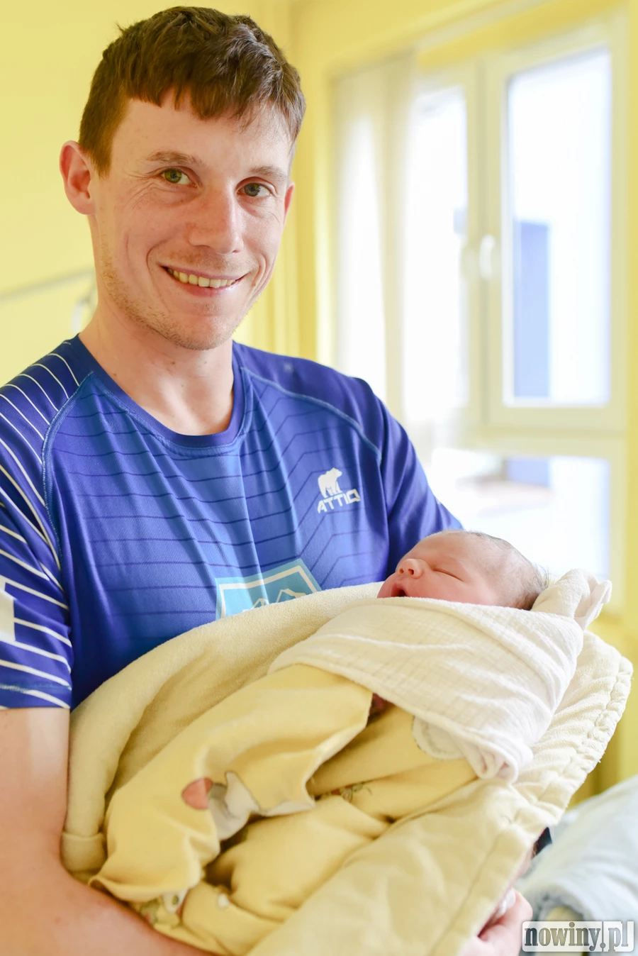 Witaj świecie! Nazywam się Aleksander Szafranek, w skrócie Olek. Urodziłem się 14.03 o godz. 8.10. Na zdjęciu na którym trzyma mnie tata mam niespełna 3 godziny. Ważyłem 3620 g i mierzyłem 56 cm. Moimi rodzicami są Magda i Paweł z Ustronia. W domu czeka na mnie starsza siostra, Zosia.