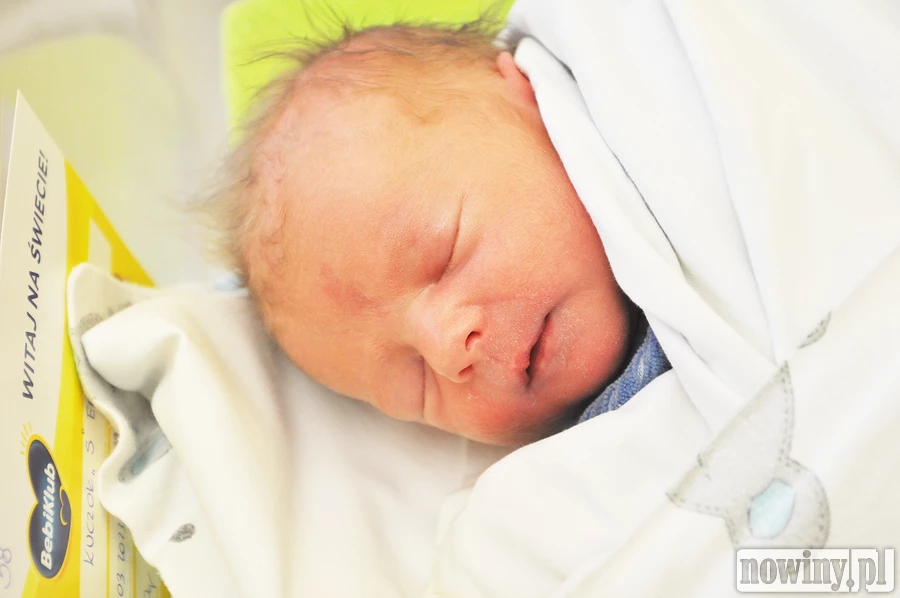 Ten chłopczyk nie miał jeszcze imienia, gdy go fotografowaliśmy. Nosi nazwisko Kuczok i jest synkiem Eweliny i Mateusza. Na Gamowską przyjechał z Gorzyc. Urodził się 30 marca o 7.39. Ważył wtedy 3010 g i mierzył 53 cm. W domu czeka siostra Zofia.