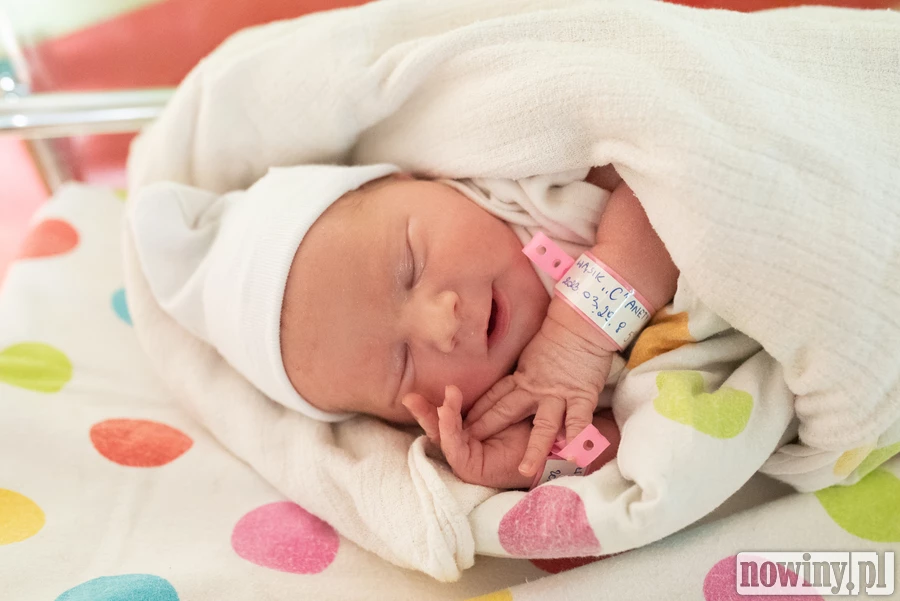Mała Pola Wąsik urodziła się 29.03 o godz. 5.00. Ważyła 3360 g i mierzyła 54 cm. Jej rodzicami są Aneta i Wojciech z Czyżowic. W domu na Polę czeka starsza siostra Lenka.