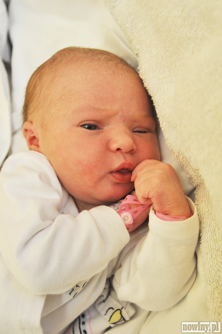Emilia Pitrasz jest córeczką Bohdany i Janusza. Urodziła się 25 marca o 2.45. Ważyła wtedy 3520 g i mierzyła 57 cm. Dziewczynka ma siostrę Sofiiję. Rodzina mieszka w Pawłowie.