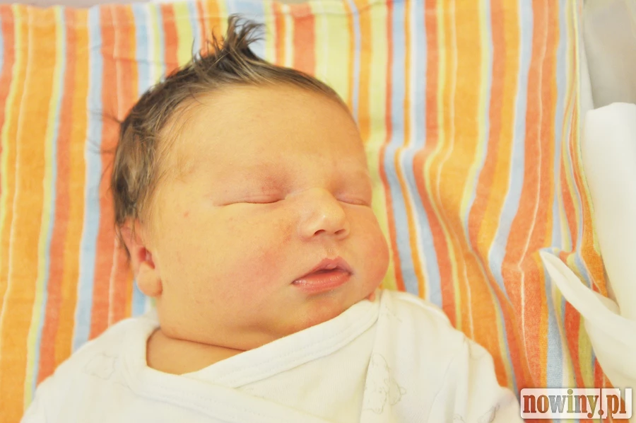 Helenka Szczuka jest córeczką Katarzyny i Łukasza z Krzanowic. 2 kwietnia o 11.00 urodziła się z wagą 4110 g i długością 55 cm. W domu czekają na siostrę Ola i Martyna.