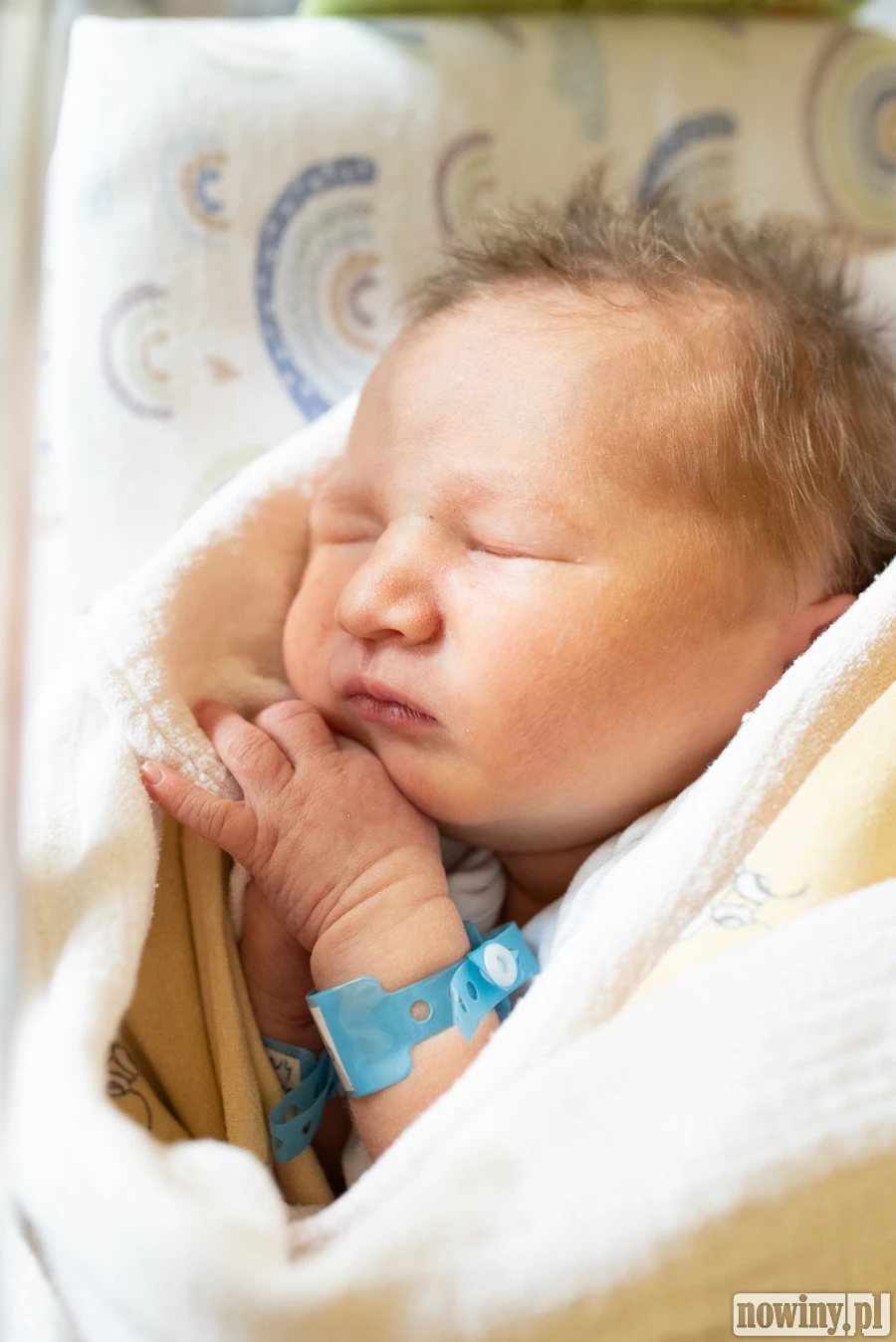 Hej! Jestem Aron Bizek. Urodziłem się 3.04 o 22.10. Ważyłem 3360 g i mierzyłem 54 cm. Moimi rodzicami są Ania i Tomasz z Wodzisławia Śląskiego. W domu czeka na mnie starsza siostra Sara.