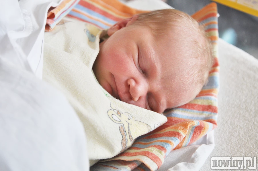 Wiktoria Kawalec zjawiła się na świecie 31 marca o 22.50. Ważyła wtedy 3020 g i mierzyła 53 cm. Jest córeczką Nikoli i Bogdana. W domu czeka siostra Zosia. Rodzina mieszka w Turze.