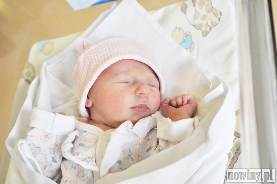 Helena Wawrzinek przyjechała na Gamowską z Wronina. Przyszła na świat 12 kwietnia o 19.35. Przy wadze 3430 g mierzyła 55 cm. Katarzyna i Adam są rodzicami dziecka. W domu czeka siostra Lilianna.