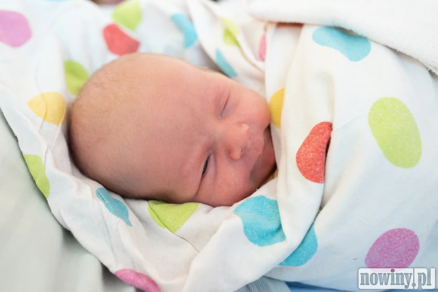 Witajcie! Jestem Gabriel Janko. Urodziłem się 11.04 o godz. 8.52. Ważyłem 3900 g i mierzyłem 57 cm. Moimi rodzicami są Elwira i Marcin z Pszczyny. W domu czeka na mnie starszy brat Olivier. Nie mogę się doczekać, aż go poznam!