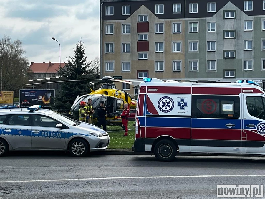 Miejsce lądowania śmigłowca zabezpieczają strażacy PSP Racibórz.