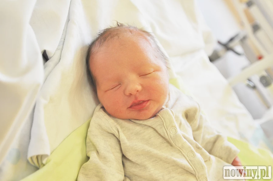 Ten chłopczyk nie miał jeszcze imienia, gdy go fotografowaliśmy. Nosi nazwisko Sanetra i jest synkiem Ewy oraz Tomasza. Urodził się 19 kwietnia o 17.25. Ważył 3100 g i mierzył 55 cm. Rodzina mieszka w miejscowości Podlesie.