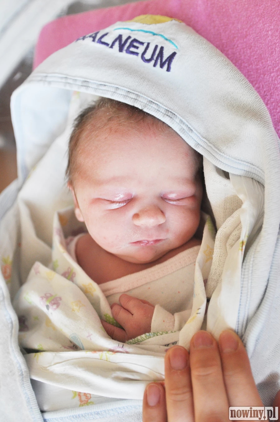 Emilia Szymura jest córką Andrei i Piotra z Raciborza. W domu czeka brat Jakub. Dziewczynka przyszła na świat 20 kwietnia o 10.17. Ważyła wtedy 3500 g i mierzyła 53 cm.