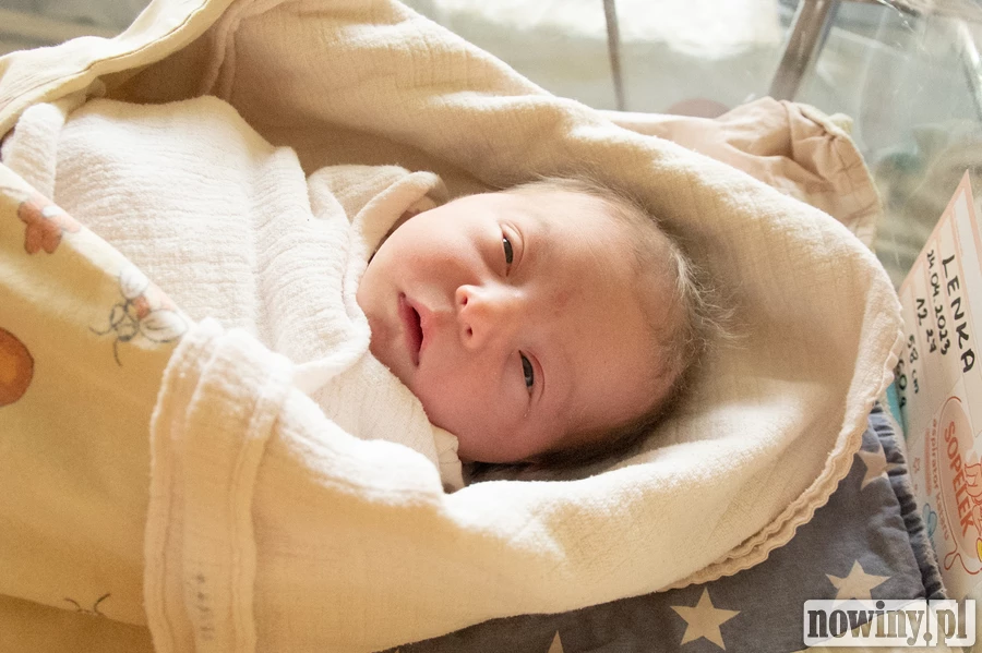 Na zdjęciu śpi maleńka Lenka. Dziewczynka urodziła się 24.04 o godz. 12.27. Ważyła 3760 g i mierzyła 58 cm. Jej rodzicami są Agnieszka i Dawid z Wodzisławia Śląskiego.
