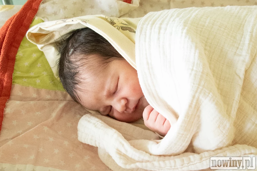 Maja Piechaczek urodziła się 24.04 o godz. 13.25. Ważyła 3100 g i mierzyła 56 cm. Jej rodzicami są Dorota i Grzegorz z Raciborza. W domu na Maję czekają trzej starsi bracia: Kuba, Szymon oraz Karol.