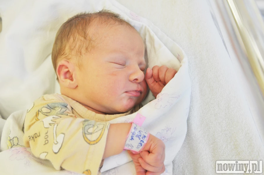 Antonina Wojak jest nową mieszkanką Tworkowa. Przyszła na świat 20 kwietnia o 16.50. Ważyła wtedy 3480 g i mierzyła 56 cm. Jej rodzicami są Aurelia i Wojciech. W domu czeka brat Jakub.