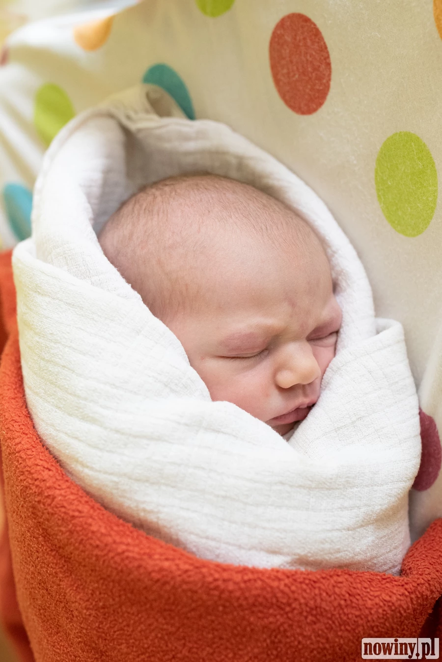 Na zdjęciu słodko śpi Adela Fugiel. Adelcia urodziła się 5.05. o godz. 16.05. Ważyła 3100 g i mierzyła 53 cm. Jej rodzicami są Emilia i Dawid z Żor. W domu na Adelę czekają dwaj starsi bracia, Norbert oraz Eryk.
