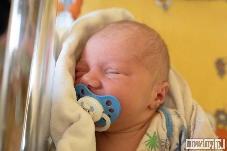 Ten mały przystojniak to Oliwier Kuchnia. Oliwier urodził się 2.05 o godz. 10.00. Jest synem Weroniki i Arkadiusza z Gorzyc. Oliwier ważył 3100 g i mierzył 54 cm. W domu czeka na niego starszy brat Oskar.