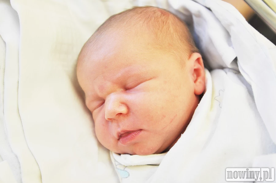 Lea Szweda jest córeczką Marioli i Roberta z Bogunic. Przyszła na świat 3 maja o 14.27. Ważyła wtedy 3320 g i mierzyła 54 cm. W domu czeka brat Tymek.
