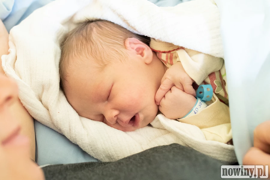 Maleństwo na zdjęciu to Oskar Świerczek. Oskarek urodził się 7.05 o godz. 1.00. Ważył 3500 g i mierzył 57 cm. Rodzicami malucha są Anna i Artur z Mszany. W domu na Oskara czeka starszy braciszek Leon.