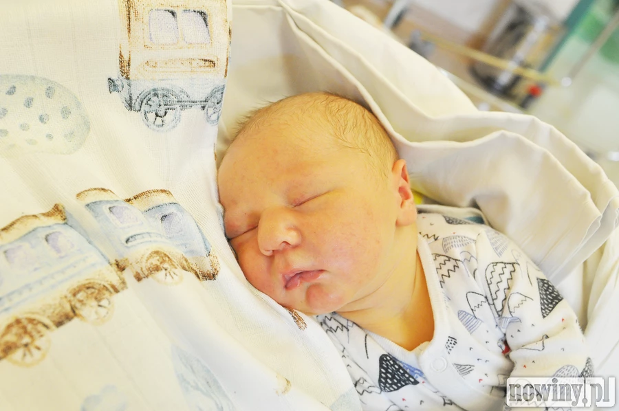 Gabriel Maciejczyk urodził się w Raciborzu, ale jest mieszkańcem Rybnika. Zjawił się na świecie 6 maja o 4.11. Ważył wtedy 4340 g i mierzył 60 cm. Anna i Ambroży są jego rodzicami. W domu czekają siostry - Patrycja i Paulina.