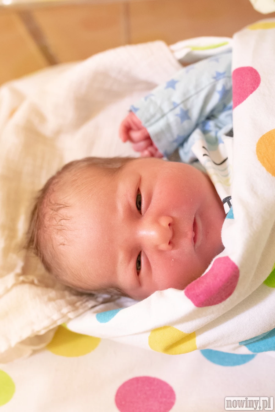 Ze zdjęcia zerka na nas Dominik Ochojski. Dominik urodził się 8.05 o 21.03. Ważył 4210 g i mierzył 59 cm. Jego rodzicami są Aurelia i Tomasz z Marklowic. W domu na Dominika czeka starsza siostra Agatka.