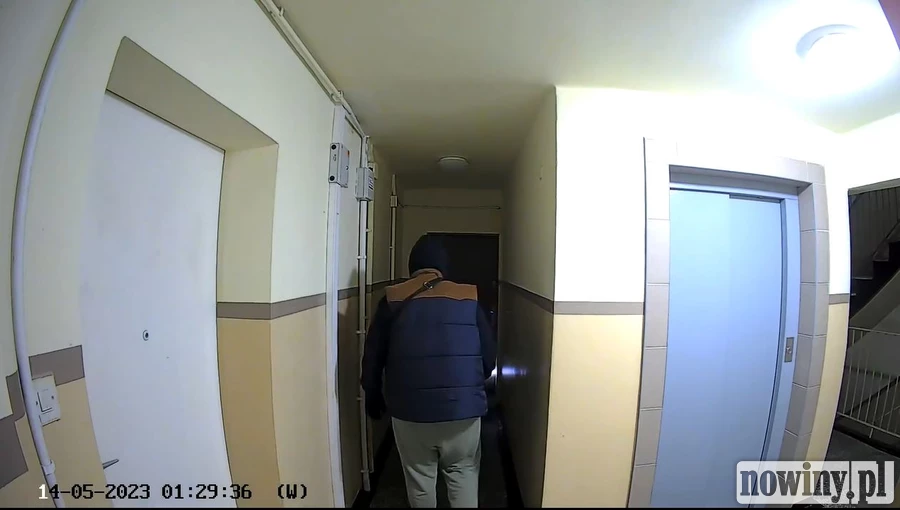 Mężczyźni sprawdzali kolejno każde drzwi / fot. screen z nagrania