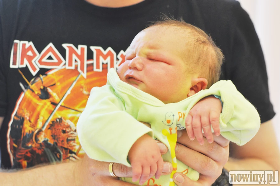 Kazik Kądzioła jest synkiem Magdaleny i Łukasza. Urodził się 11 maja o 10.49. Ważąc 4430 g mierzył 52 cm. W domu czeka siostra Florencja. Rodzina mieszka w Raciborzu.