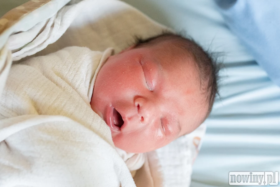 Ze zdjęcia zerka na nas Józef Materzok. Józef urodził się 12.05 o 4.25. Ważył 3700 g i mierzył 56 cm. Jego rodzicami są Wiktoria i Roman z Katowic. W domu na Józka czeka starsze rodzeństwo: Jacek, Janek i Zosia.