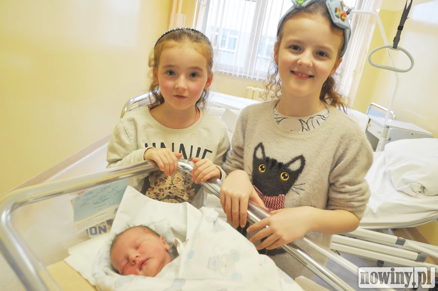 Alina Wydra przyjechała na Gamowską z Rydułtów. W Raciborzu przyszła na świat 17 maja o 10.55. Pierwsza waga wyniosła 3910 g przy długości 55 cm. Mama Ewa i tato Marcin są także rodzicami Sandry i Lilianny.