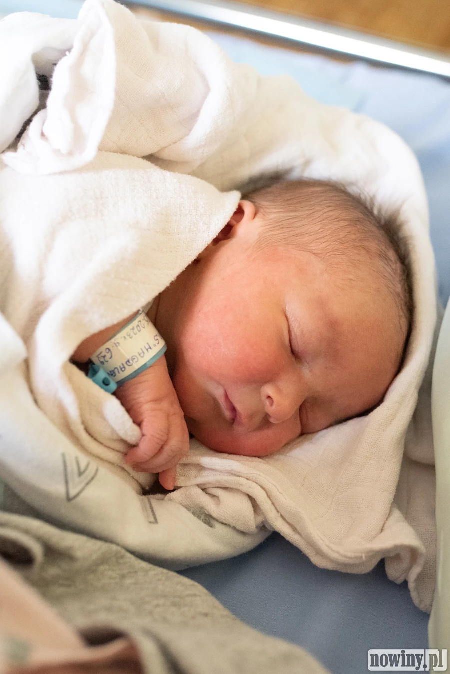 Cześć! Nazywam się Bartek Bugla. Urodziłem się 23.05. o 6.23. Ważyłem 4200 g i mierzyłem 55 cm. Moimi rodzicami są Magda i Kamil z Radlina. W domu czeka na mnie starsza siostra Ala i brat Krzyś.
