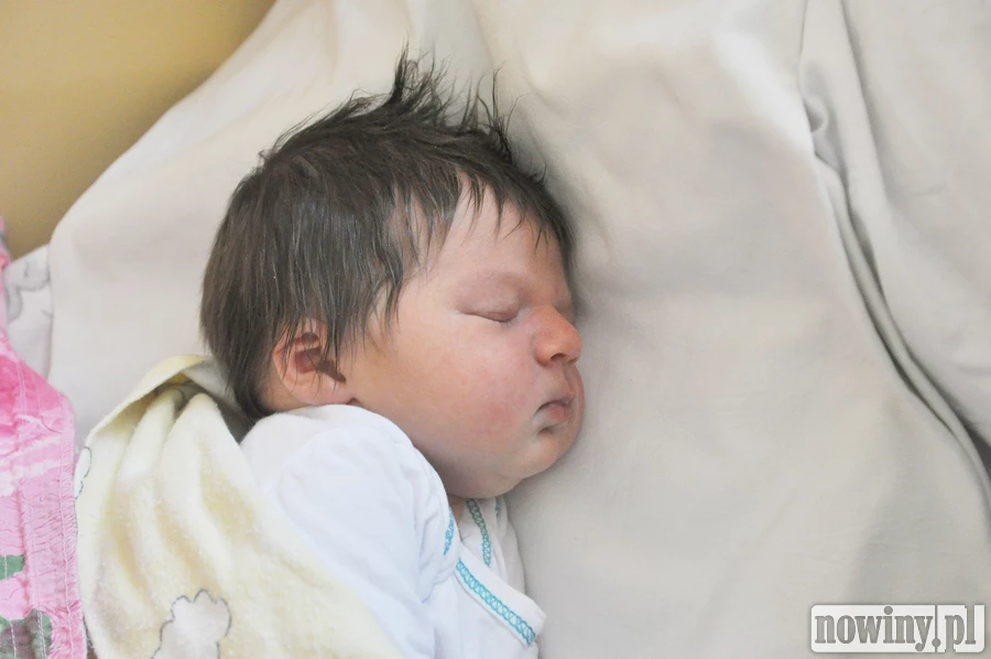 Tosia Brzoska przyszła na świat 18 maja o 19.50. Córeczka Agaty i Adriana ważyła 4020 g i mierzyła 56 cm. Dziewczynka ma braci Błażeja i Maciusia. Rodzina mieszka w Turzu.
