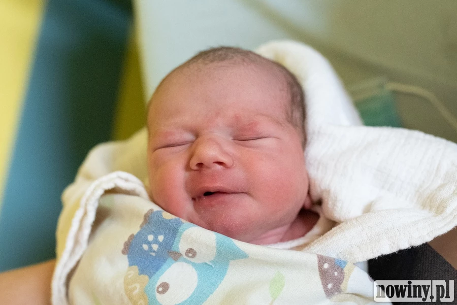 Witaj świecie! Nazywam się Szymon Kohut. Urodziłem się 24.05 o 8.26. Na zdjęciu mam nieco ponad 2 godziny. Ważyłem 3480 g i mierzyłem 56 cm. Moimi rodzicami są Klaudia i Tomasz z Istebnej. W domu czeka na mnie starszy brat Bartłomiej.