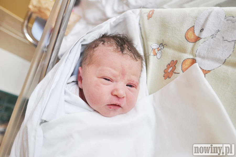Laura Nowak jest córeczką Pauliny i Rafała z Krzanowic. Przyszła na świat 22 maja o 9.50. Ważyła wtedy 2970 g i mierzyła 52 cm. W domu czeka siostra Wiktoria.
