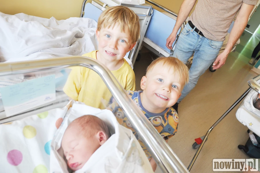 Nikodem Giemza urodził się 19 maja. Ważył wtedy 3690 g i mierzył 57 cm. Rodzicami dziecka są Oliwia i Mateusz. Chłopczyk ma dwóch braci Emila i Miłosza. Rodzina mieszka w Górkach Śląskich.