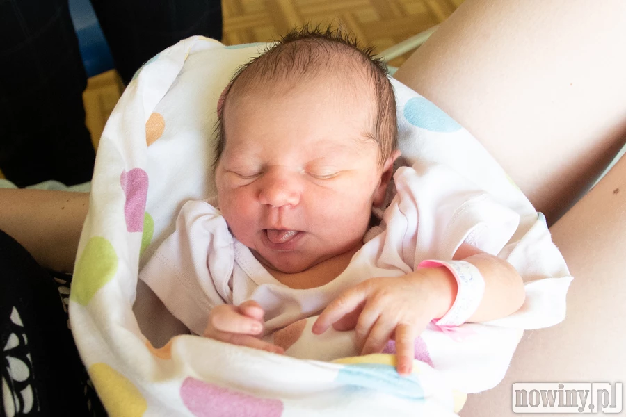 Cześć wszystkim! Nazywam się Dorota Czaja. Jestem córeczką Dawida i Kasi z Wodzisławia Śląskiego. Urodziłam się 27.05 o 1.30. Ważyłam 2860 g i mierzyłam 52 cm.