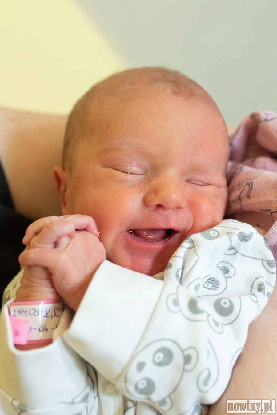 Ze zdjęcia uśmiecha się do nas Liliana Smyczek, córeczka Rafała i Agnieszki z Rybnika. Liliana urodziła się w Dzień Dziecka o 18.33. Ważyła 2600 g i mierzyła 51 cm.