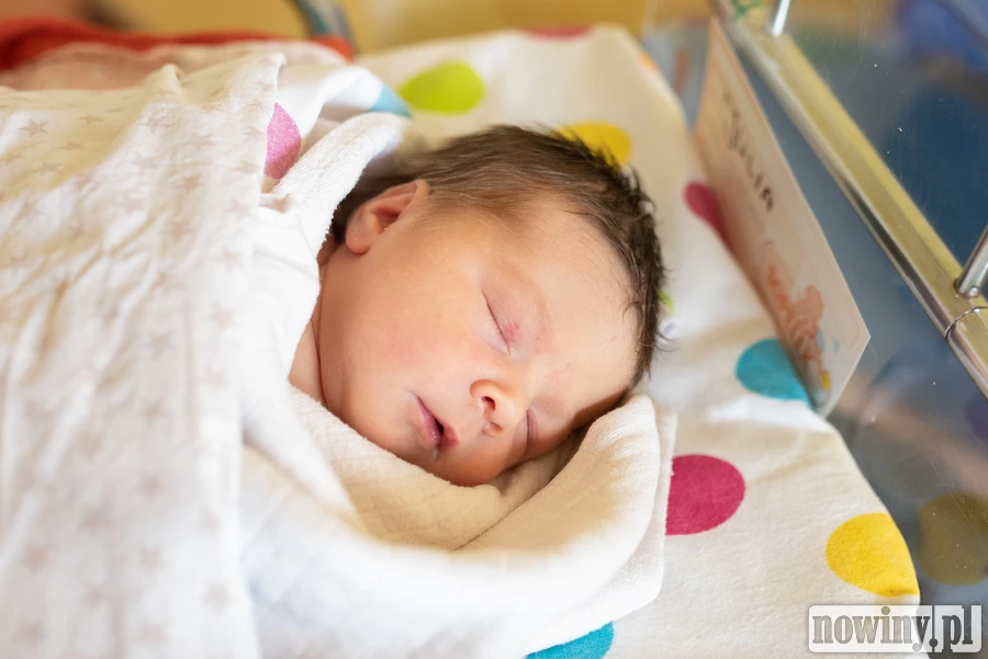 Mała Julia Kempny urodziła się 11.06 o 12.04. Ważyła 3340 g i mierzyła 57 cm. Rodzicami Julki są Kinga i Artur z Chybia.