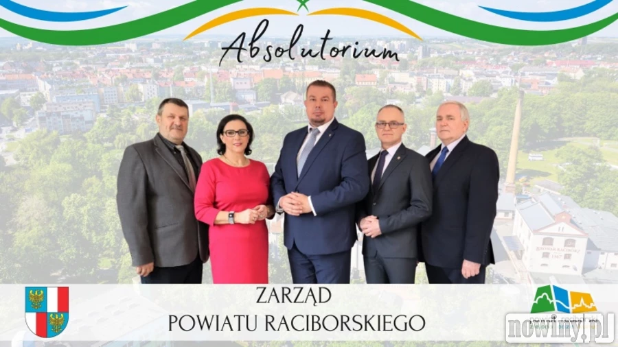 Zarząd Powiatu Raciborskiego z absolutorium za 2022 rok - na zdjęciu starosta Grzegorz Swoboda, jego zastępca Marek Kurpis, etatowa członkini Ewa Lewandowska, Józef Stukator i Andrzej Chroboczek