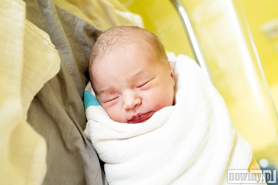 Na zdjęciu słodko śpi Amelka Jasińska, córeczka Natalii i Damiana z Zaborza (gm. Chybie). Amelka urodziła się 26.06 o godz. 22.15. Ważyła 3210g i mierzyła 53cm.