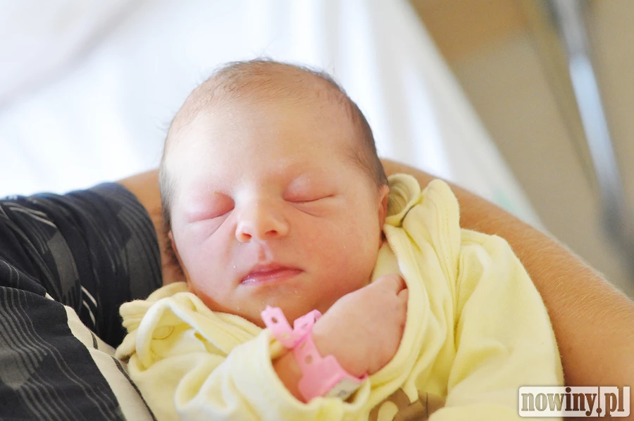 Amelka Popowska przyszła na świat 30 czerwca o 10.27. Ważąc 2860 g mierzyła 53 cm. Mama Magdalena i tato Krzysztof są mieszkańcami Kuźni Raciborskiej. W domu czeka siostra Agatka.