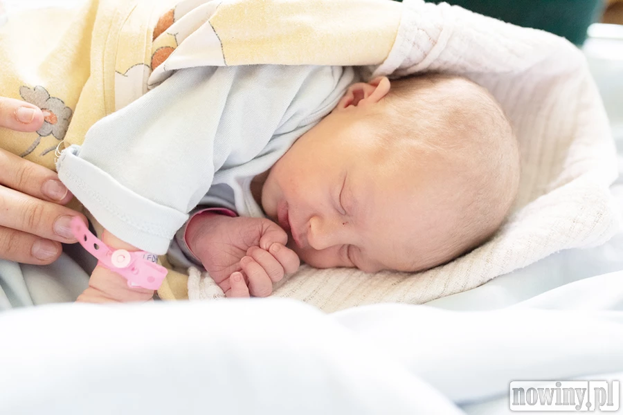 Na zdjęciu smacznie śpi Julka Ledwoń. Julia urodziła się 27.06 o godz. 22.28. Ważyła 3030 i mierzyła 56cm. Jej rodzicami są Patrycja i Bartosz ze Skrzyszowa. Julka ma starszego brata, Oliwiera.