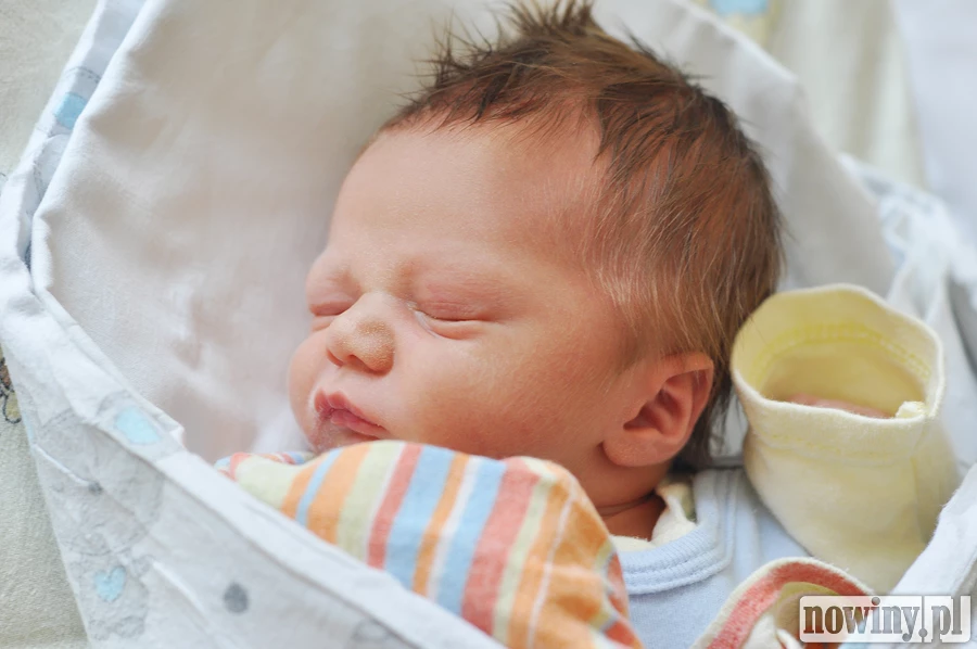 Arkadiusz Bobrzik urodził się 26 czerwca o 8.00. Ważył wtedy 2640 g i mierzył 53 cm. Mama Karolina i tato Mateusz są mieszkańcami Rydułtów, to ich pierwsze dziecko.