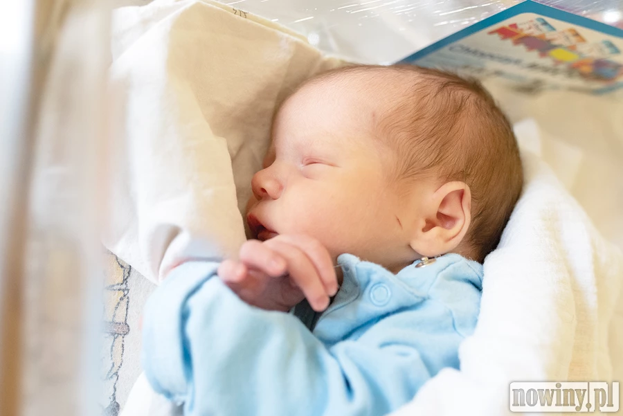 Mały Maksym Kędziora pojawił się na świecie 27.06 o godz. 12.50 Ważył 2940g i mierzył 51cm. Jego rodzicami zostali Barbara i Maciej z Mszany. W domu na Maksyma czeka jego starsza siostra Lenka.