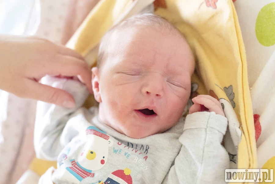 Na zdjęciu mały Franio Rudek. Franciszek urodził się 26.06 o godz. 13.32. Ważył 3760g i mierzył 58cm. Jego rodzicami są Oliwia i Wojtek z miejscowości Szczerbice.