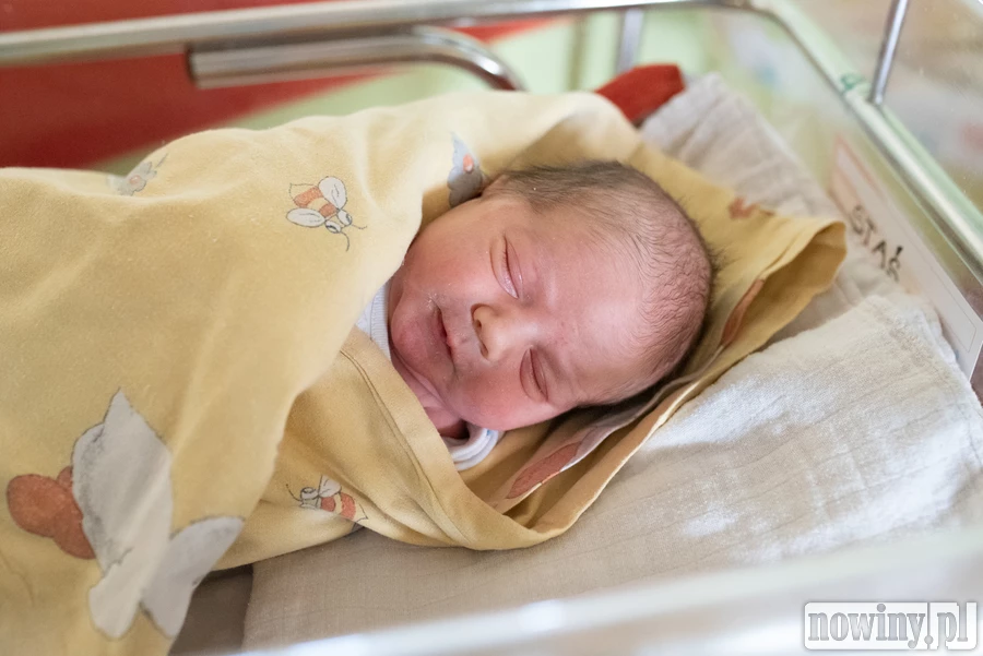 Cześć! Jestem Staś Adamczyk. Urodziłem się 2.06 o godz. 23.55. Ważyłem 3580 g i mierzyłem 57 cm. Moimi rodzicami są Julia i Jakub z Rybnika.