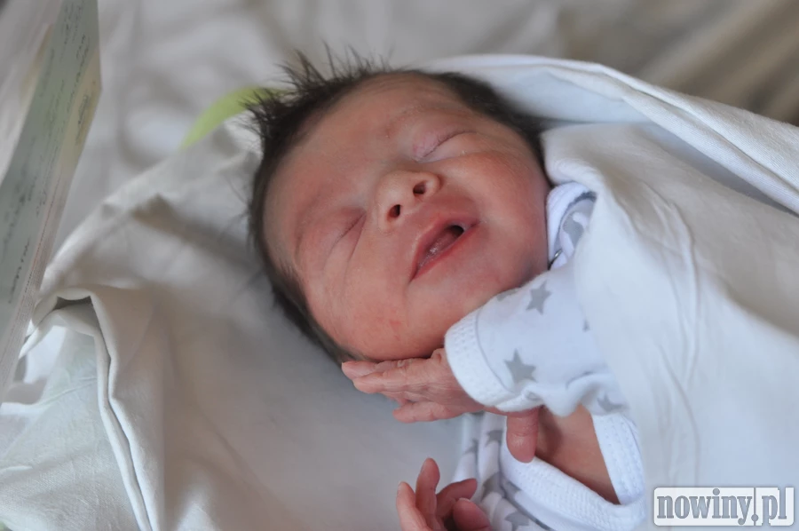 Ten chłopczyk nosi nazwisko Ozga. Przyszedł na świat 7 lipca o 3.07. Ważąc 3000 g mierzył 53 cm. Mama Beata i tato Patryk są szczęśliwi. W domu czeka siostra Maja. Rodzina mieszka w Pietrowicach Wielkich.