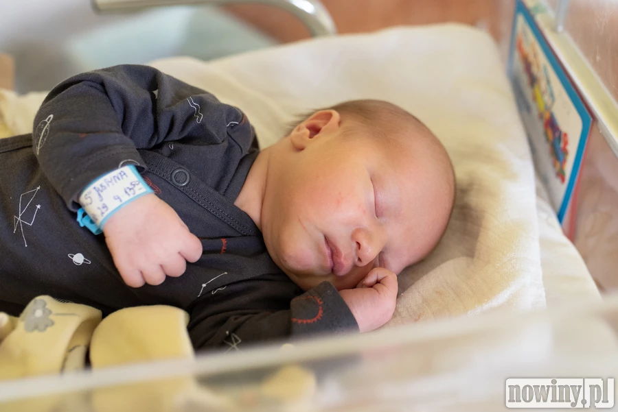 Na zdjęciu smacznie śpi Piotruś Ledwoń. Piotr urodził się 29.06 o godz. 13.50 jako syn Sławka i Justyny z Jastrzębia-Zdroju. Ważył 3830 g i mierzył 56 cm. Piotruś ma starszą siostrę Maję i brata Tymka.