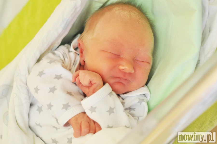 Julian Zebrała zjawił się na świecie 3 lipca o 11.55. Przy wadze 3330 g mierzył 54 cm. Mama Wioletta i tato Grzegorz są mieszkańcami Kietrza. W domu czeka brat Kacperek.