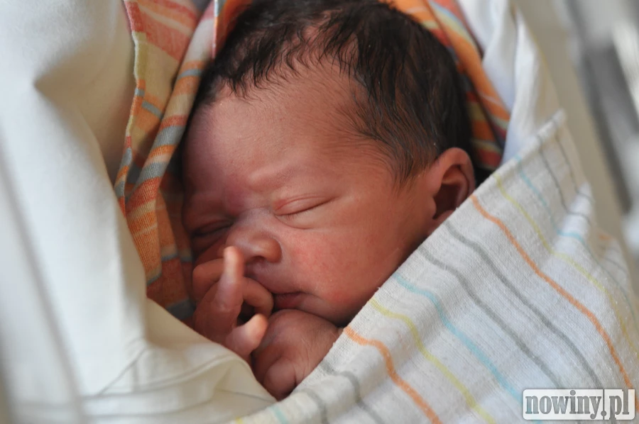 Alan urodził się 8 lipca o 14.20. Ważąc 3410 g mierzył 57 cm. Mama Anna i tato Filly są szczęśliwi. W domu czekają siostry Sara i Klara.