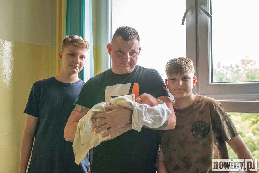 Na zdjęciu w objęciach taty mały Maksymilian Łabędź. Maks urodził się 10.07 o godz. 8.40. Ważył 3650 g i mierzył 55 cm. Jego rodzicami zostali Sylwia i Sebastian z Wodzisławia Śląskiego. Maks ma dwóch starszych braci, Oskara i Oliwiera.