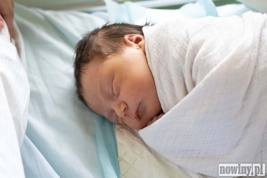 Ta maleńka kruszynka z burzą bujnych włosków na głowie to Łucja Kirszniak. Łucja urodziła się 11.07 o godz. 9.02. Ważyła 3530 g i mierzyła 55 cm. Jej rodzicami są Zuzanna i Rafał z Pszowa. Łucja ma starszego braciszka, Michała.