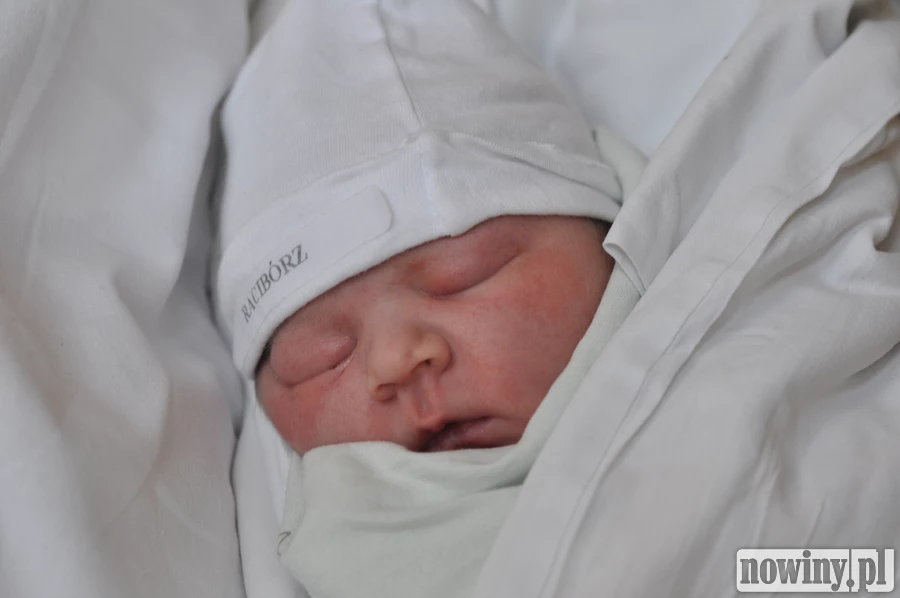Igor Jendrysik to synek Kamili i Artura. Zjawił się na świecie 22 lipca o 10.45. Ważył w tym momencie 4460 g przy długości 57 cm. Ma siostrę Emilię i brata Stasia. Rodzina mieszka w Wodzisławiu Śląskim.