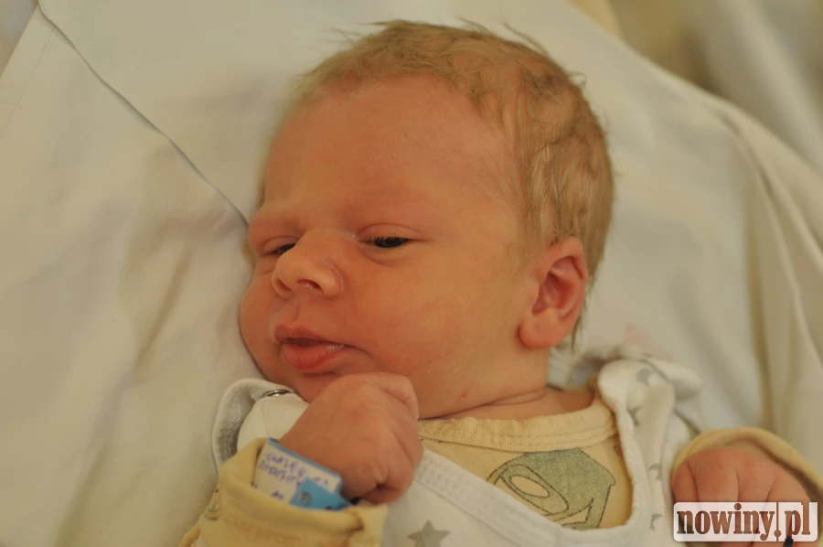 Marcel Konsik zjawił się na świecie 21 lipca o 12.35. Przy wadze 3520 g miał 56 cm długości. Mama Martyna i tato Mateusz cieszą się z siostrą chłopczyka Milenką. Rodzina mieszka w Syryni.
